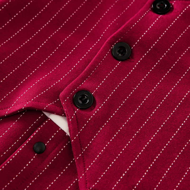 ピンストライプのベスト風デザインとフロントボタンのディテールが分かるカバーオール
