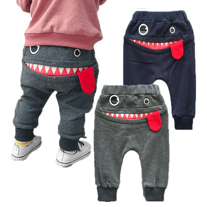 おしりにキャットフェイスプリントが入ったグレーAのベビーサルエルパンツ
