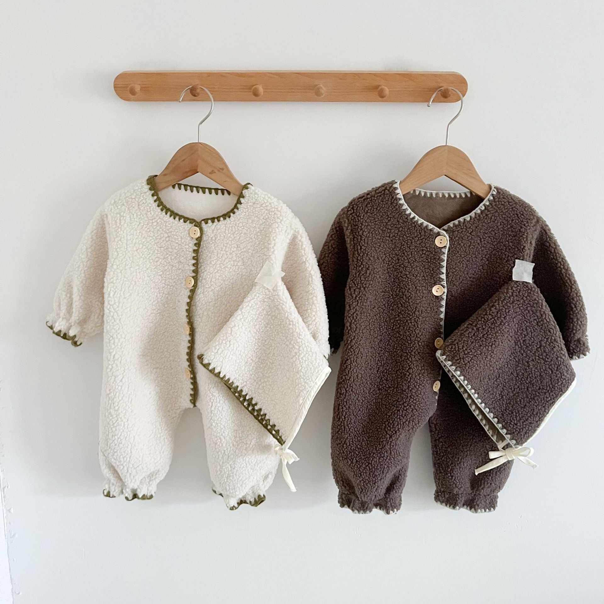 厚手裏フリースベビーロンパース2色の平置き写真
