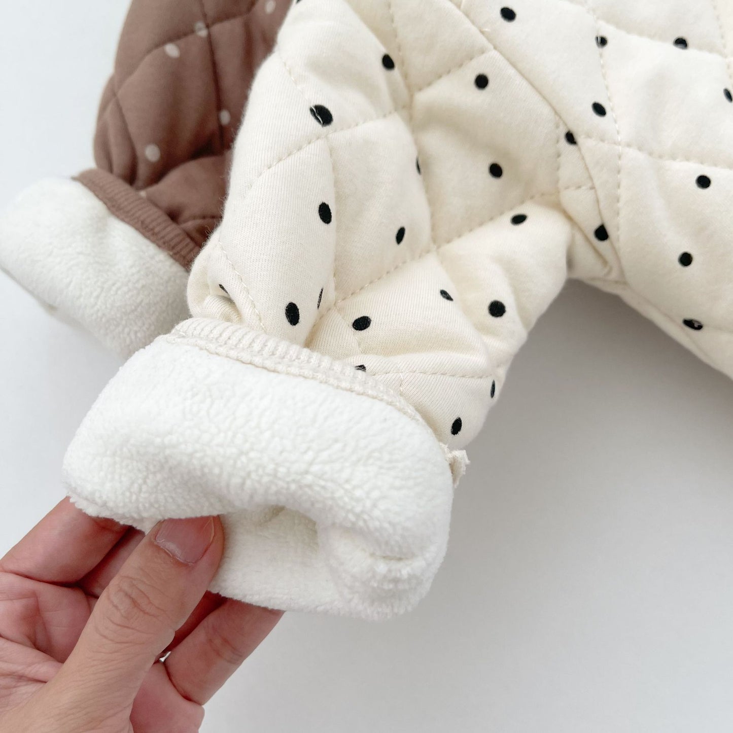 赤ちゃんの肌にやさしいコットン素材のドット柄キルティングウェア
