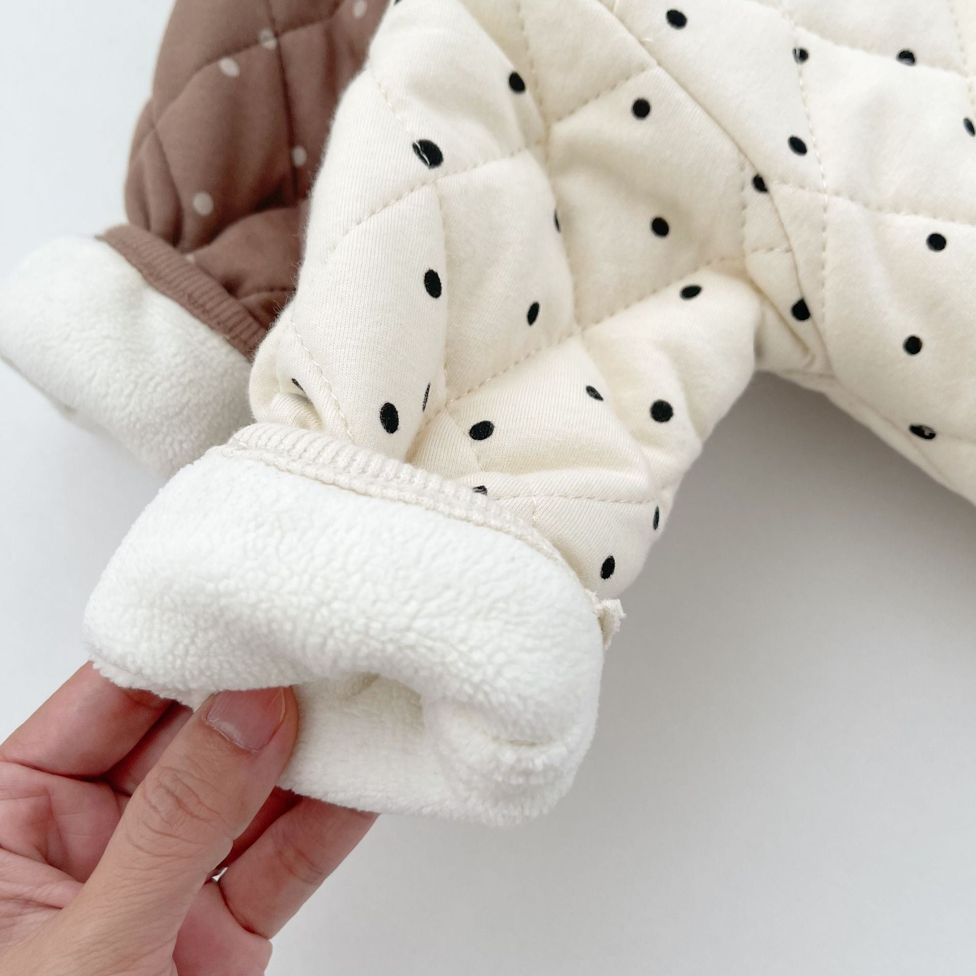 赤ちゃんの肌にやさしいコットン素材のドット柄キルティングウェア
