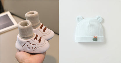 11〜13cm赤ちゃん用 室内向けやわらか布ルームシューズ 滑り止め付き 靴下一体型 ベージュ×ブラウン 男女兼用トドラーシューズと、となりに並んだくま耳付きニット帽のイメージ写真
