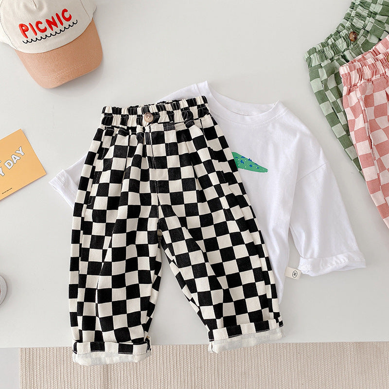 ブラックのチェッカー柄ワイドパンツとホワイトのトップス コーディネート全体
