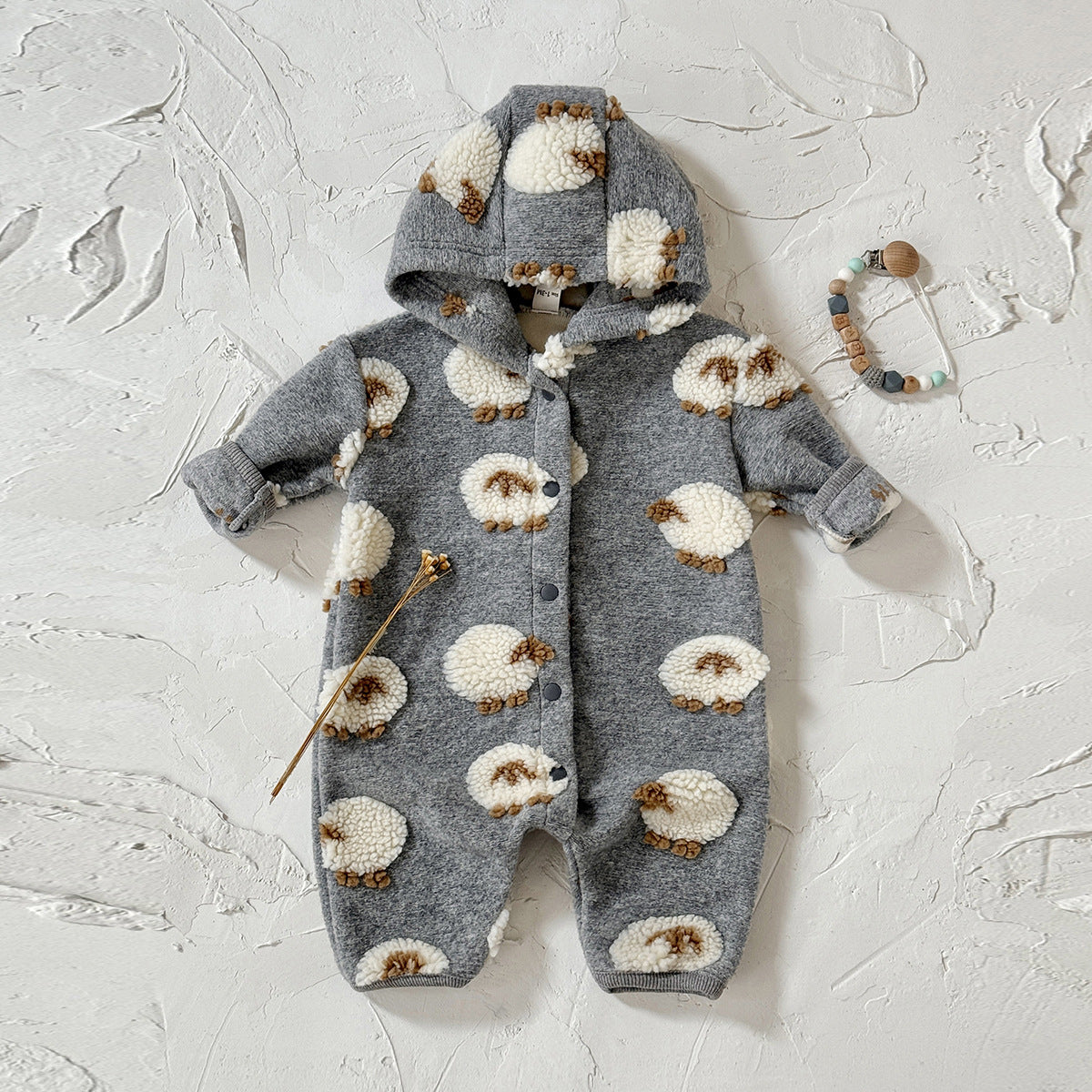 ふわもこ厚手フリースで冬をぬくぬく包む ひつじモチーフが愛らしい 赤ちゃんフード付きカバーオール ポリエステルフリース 1~18ヶ月