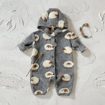 ふわもこ厚手フリースで冬をぬくぬく包む ひつじモチーフが愛らしい 赤ちゃんフード付きカバーオール ポリエステルフリース 1~18ヶ月