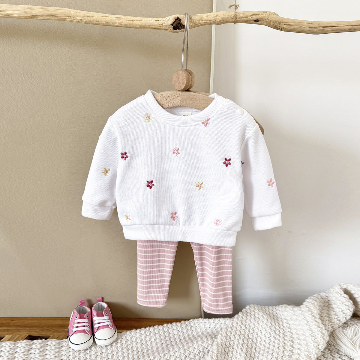 白い花刺繍スウェットトップスとピンクボーダーパンツの女の子ベビー上下セット平置き写真
