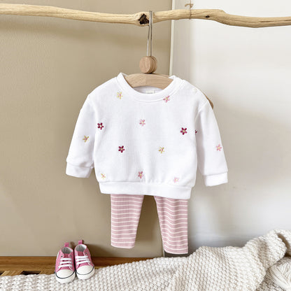 白い花刺繍スウェットトップスとピンクボーダーパンツの女の子ベビー上下セット平置き写真
