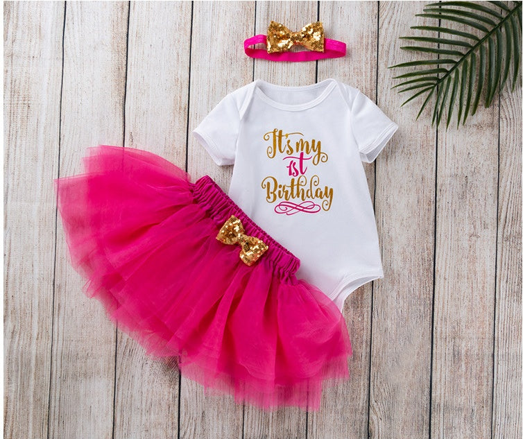 1歳バースデー気分が華やぐ 女の子ロンパース＆チュールスカート3点セット レタープリント ローズレッド コットン混素材 59~90cm