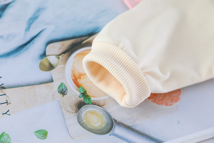 袖口リブの質感が分かるクリームカラー長袖トレーナーのカフス部分クローズアップ
