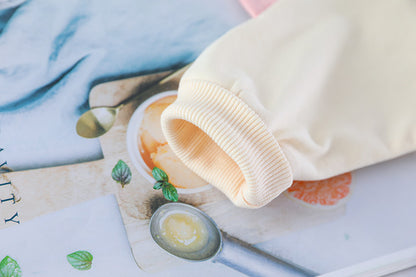 袖口リブの質感が分かるクリームカラー長袖トレーナーのカフス部分クローズアップ
