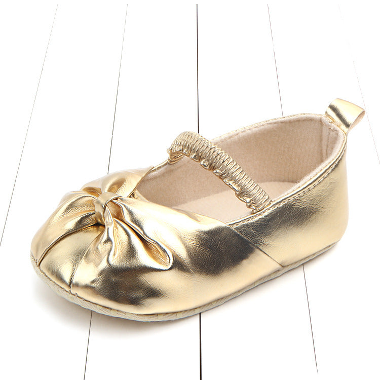 ゴールドのリボンベビーシューズを斜め上から撮影
