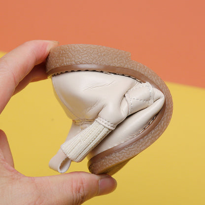 かかと部分から撮影したベージュ子どもショートブーツのシルエット写真
