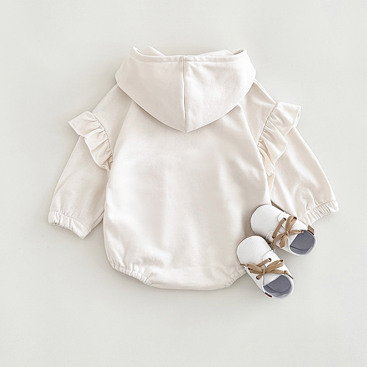 フード付きデザインの後ろ姿
