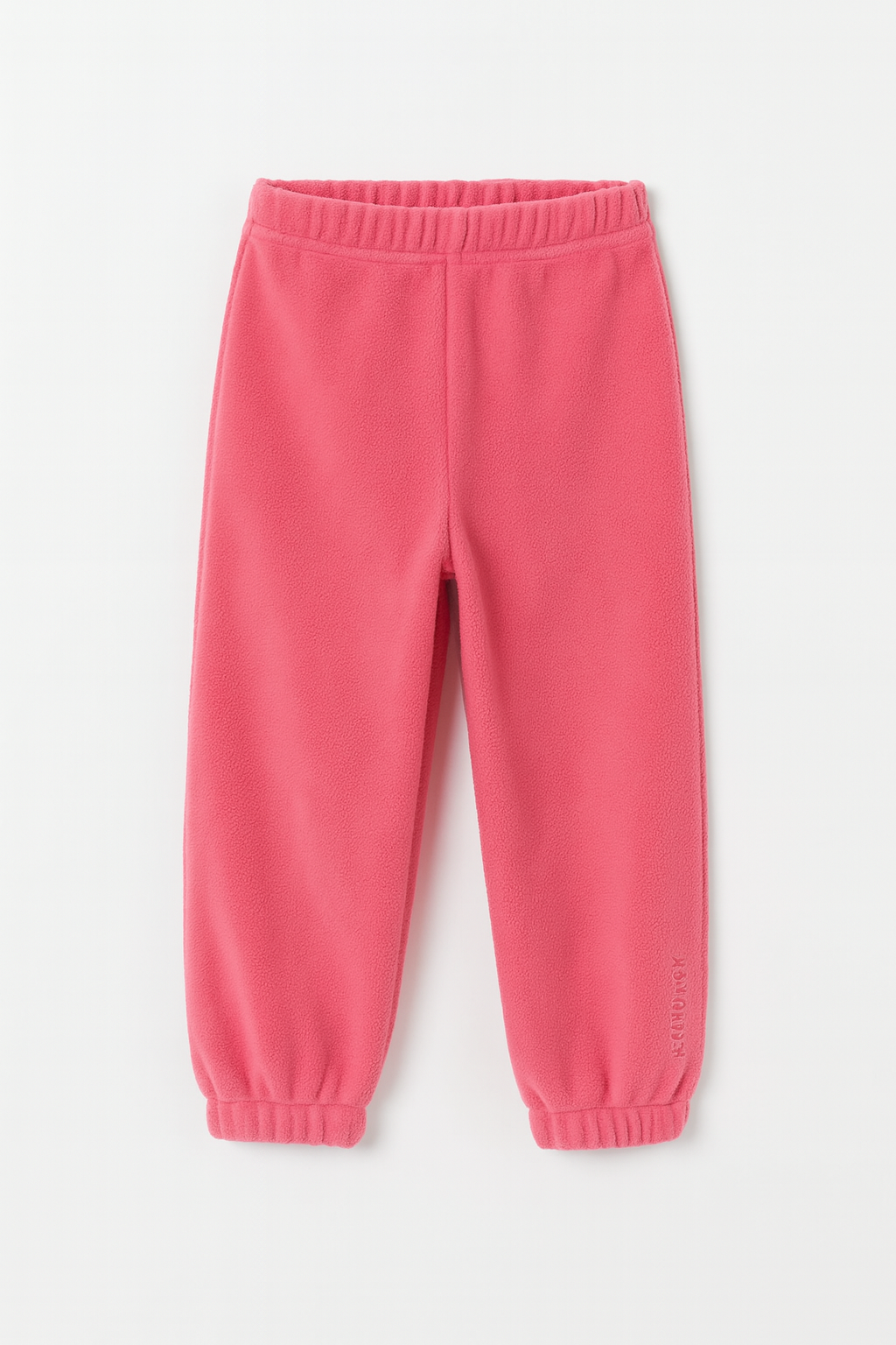 白いスタジオ背景の上にレッドローズピンクのフリース素材子ども用ロングパンツが平置きで写っている商品カタログ用画像
