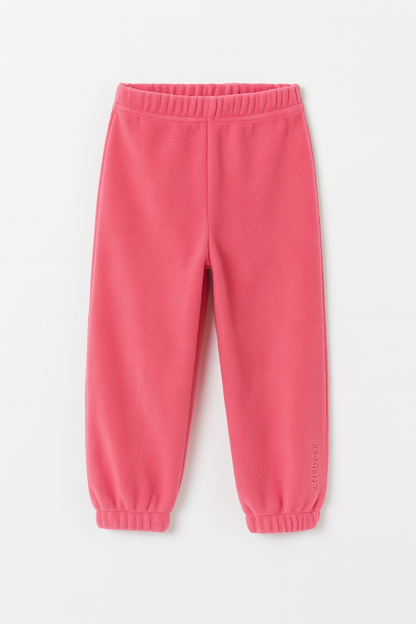 白いスタジオ背景の上にレッドローズピンクのフリース素材子ども用ロングパンツが平置きで写っている商品カタログ用画像
