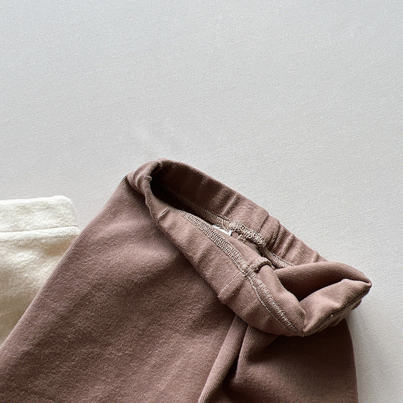 足首までしっかり覆うロング丈シルエットが分かる子どもレギンス全体写真
