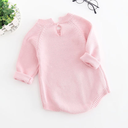 背中にボタンが一つ付いたピンクのニットベビーボディスーツを後ろ向きで写した全体イメージ
