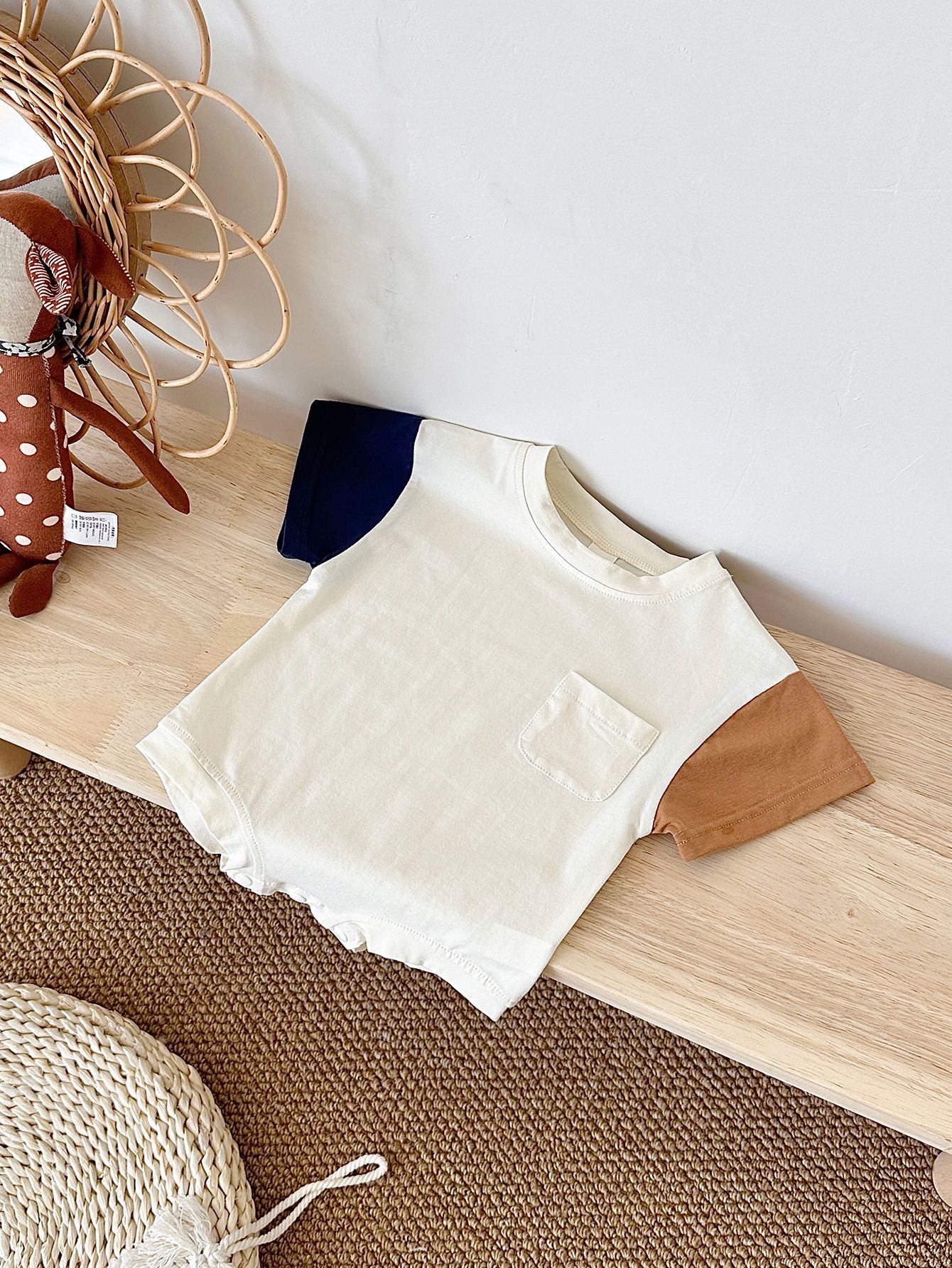 半袖ボディスーツの置き撮りコーディネートイメージ
