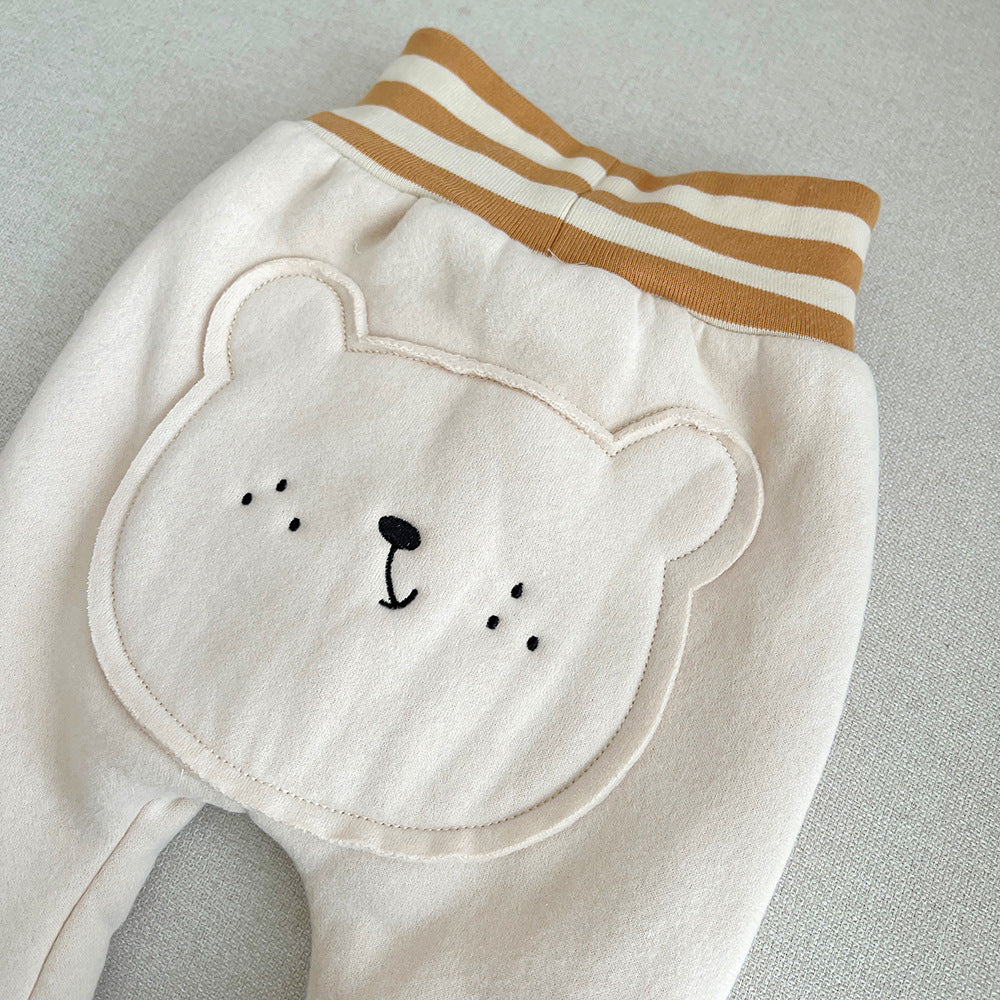 ウエストと裾がボーダーリブになったアプリコットカラーのベビーパンツ
