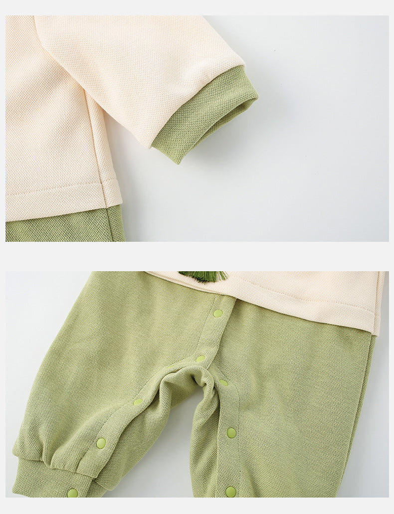 袖口リブと股下スナップボタンのディテールがわかる中国風長袖ベビーカバーオール
