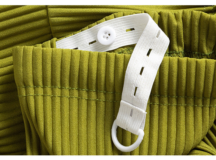 ウエストのゴムと調整部分が分かるマタニティパンツのディテール
