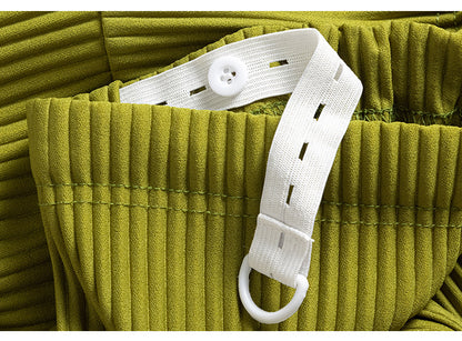 ウエストのゴムと調整部分が分かるマタニティパンツのディテール
