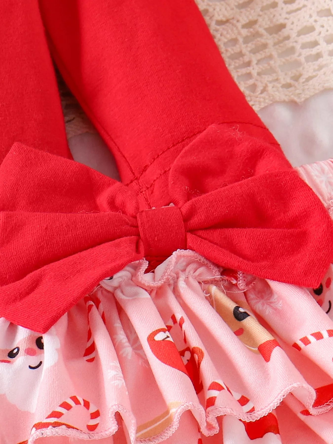 ウエストの大きなリボンが映えるベビー女の子レッドクリスマススカートディテール
