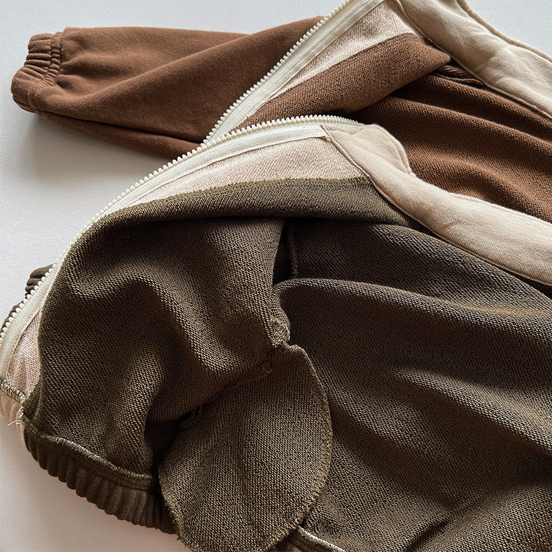 立ち上がりのあるネックラインがポイントの子ども用ライトアウター
