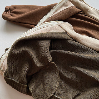 立ち上がりのあるネックラインがポイントの子ども用ライトアウター
