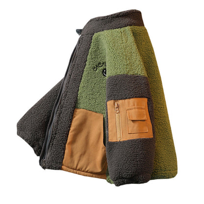 内側までふわふわしたポリエステルライニングが見える男の子ジャケット
