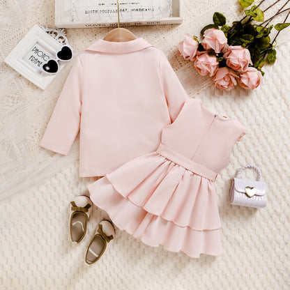 ピンクワンピースとコートにサンダルを合わせた女の子フォーマルコーデのフラットレイ
