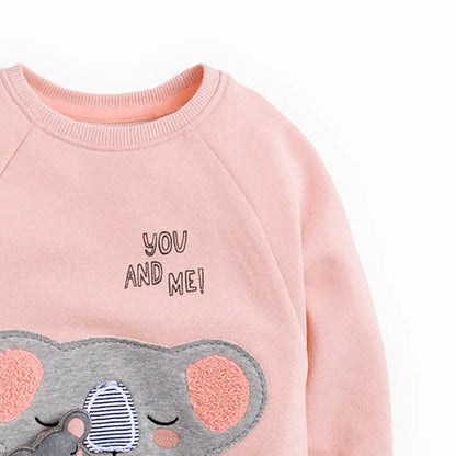 丸首デザインの女の子長袖トレーナーを正面から撮影した商品画像
