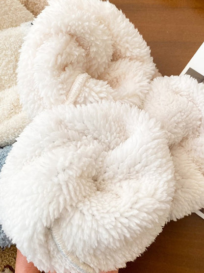 ふんわりとしたコットンベロア生地の起毛感がよく分かるもこもこパジャマ素材のクローズアップ
