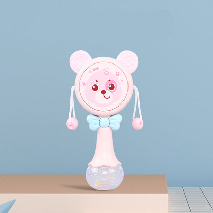 ピンクカラーのベビーラトルを赤ちゃんが両手で握っているイメージ
