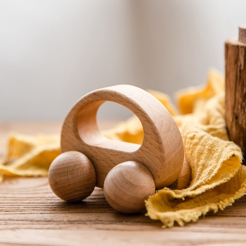 くるまデザインの木製ミニカーを暮らしの中で見せたシーンイメージ
