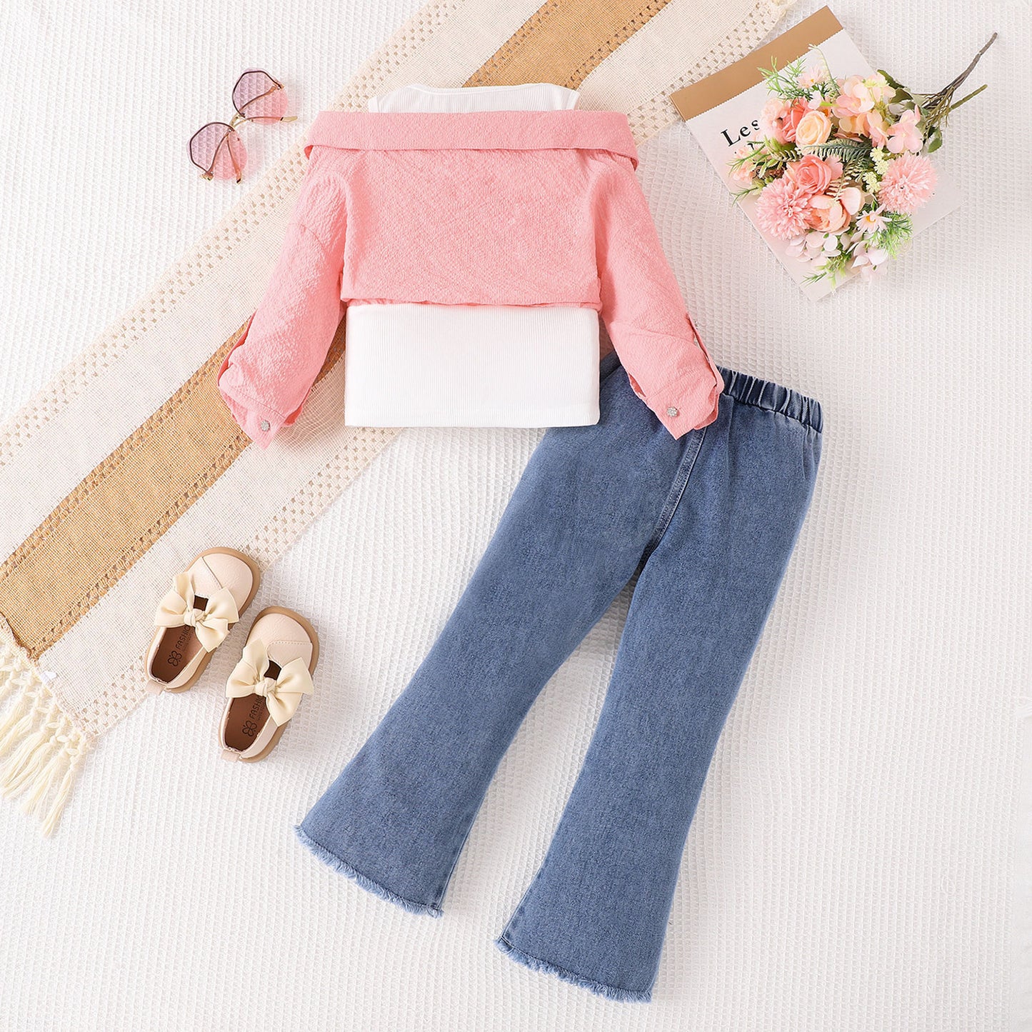 すそが広がったフレアデニムパンツのシルエットが分かる写真
