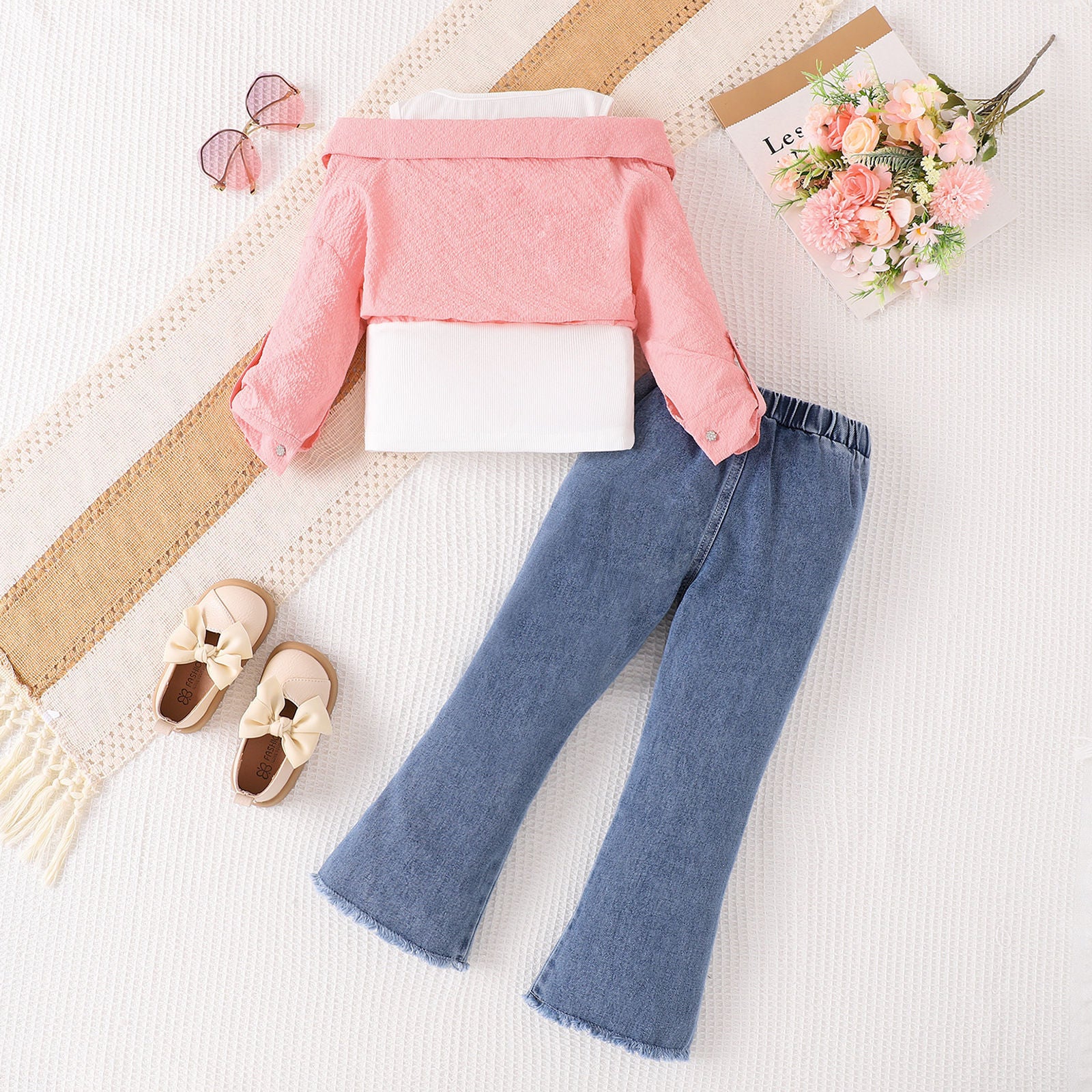 すそが広がったフレアデニムパンツのシルエットが分かる写真
