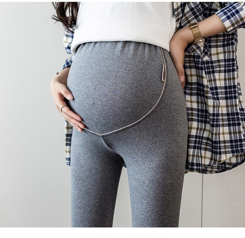 ライトグレーのマタニティレギンスの全身着用イメージ
