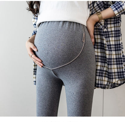 ライトグレーのマタニティレギンスの全身着用イメージ
