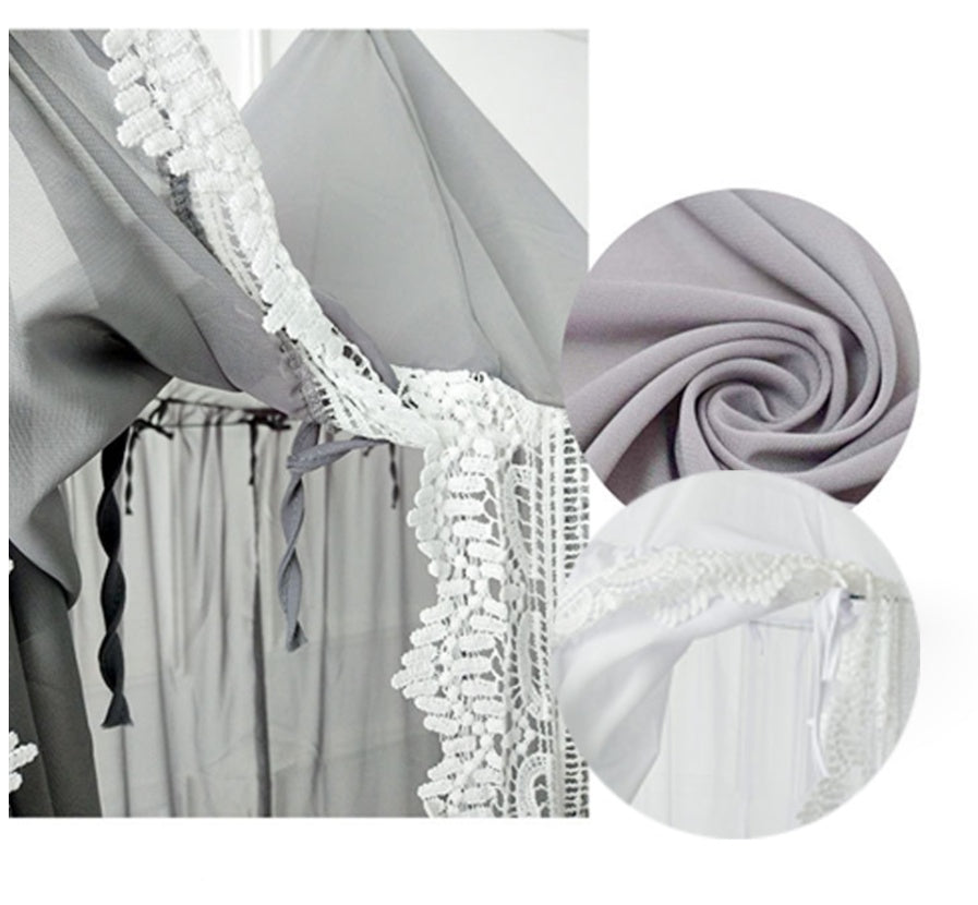 グレーのシフォン生地とレーストリムの質感が分かるクローズアップ写真（グレーシフォンレース天蓋ディテール）
