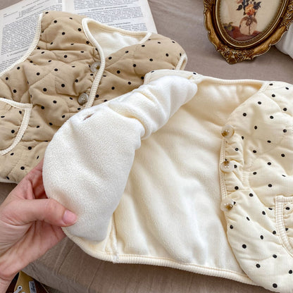 アプリコットカラーのドット柄ベビーベストを上から撮影した写真
