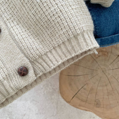 マスタードイエローの子どもカーディガン 明るい差し色コーデのイメージ
