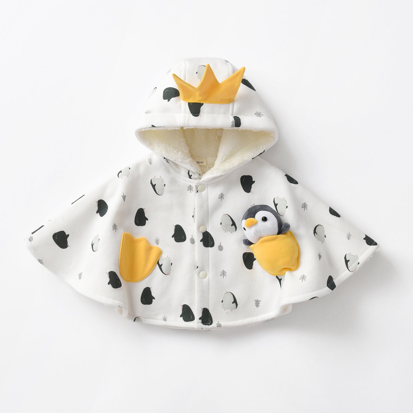 ペンギン柄のフード付きベビーケープをラグの上に広げた全体写真
