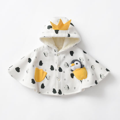 ペンギン柄のフード付きベビーケープをラグの上に広げた全体写真

