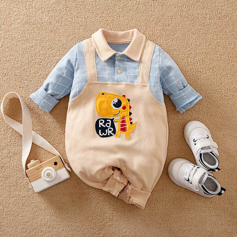 ブルーチェックシャツとベージュオーバーオール風ベビーロンパースの単体コーデイメージ
