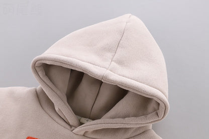 内側までやわらかい生地で仕上げたベージュフードスウェットのフード部分ディテール
