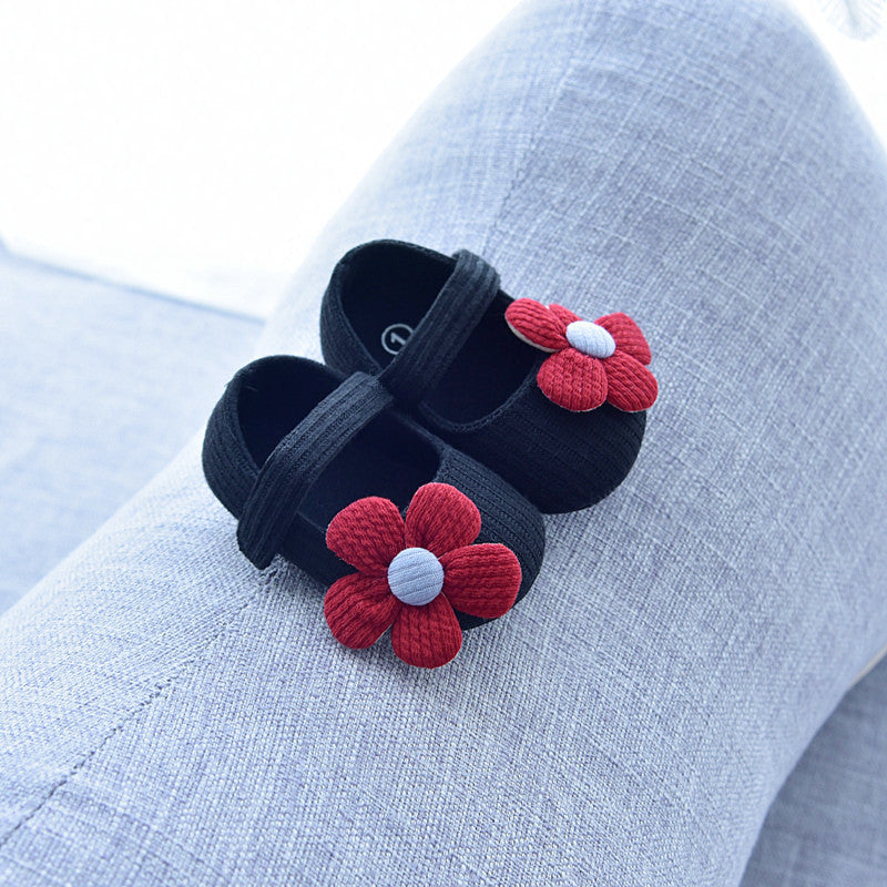 赤ちゃんの足に優しいコットン素材の靴

