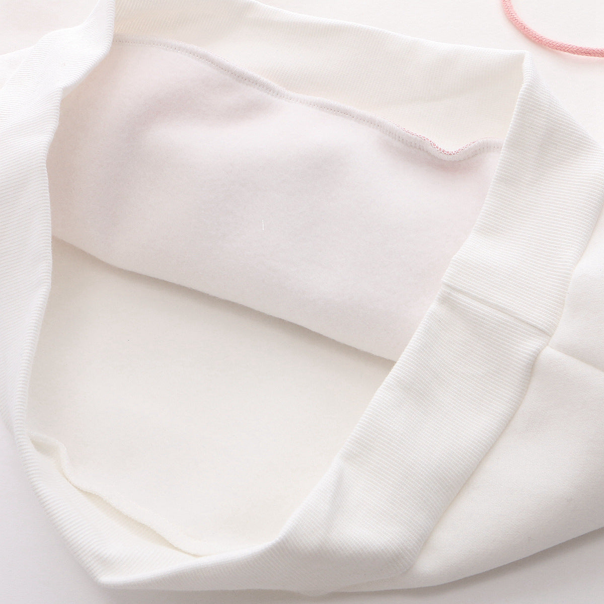 秋冬のデイリーコーデに使いやすい裏起毛カレッジプリントフーディーの雰囲気写真
