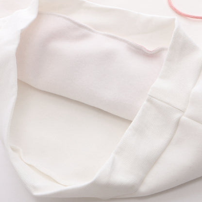 秋冬のデイリーコーデに使いやすい裏起毛カレッジプリントフーディーの雰囲気写真
