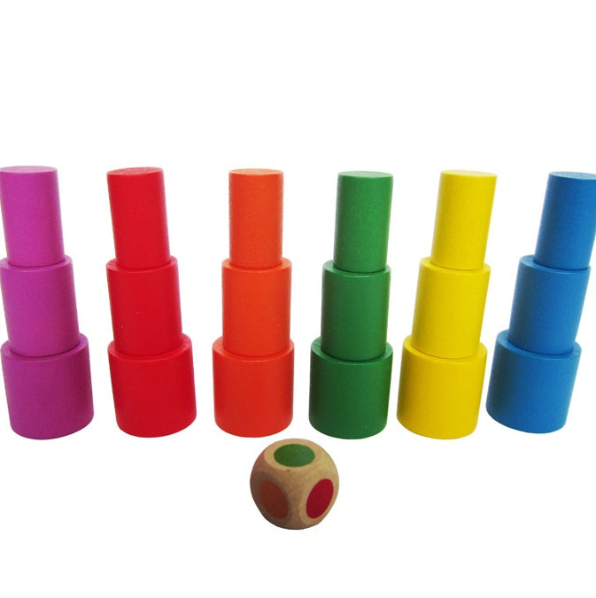 家族で順番にブロックを積み上げている木製ムーンバランスゲームの様子
